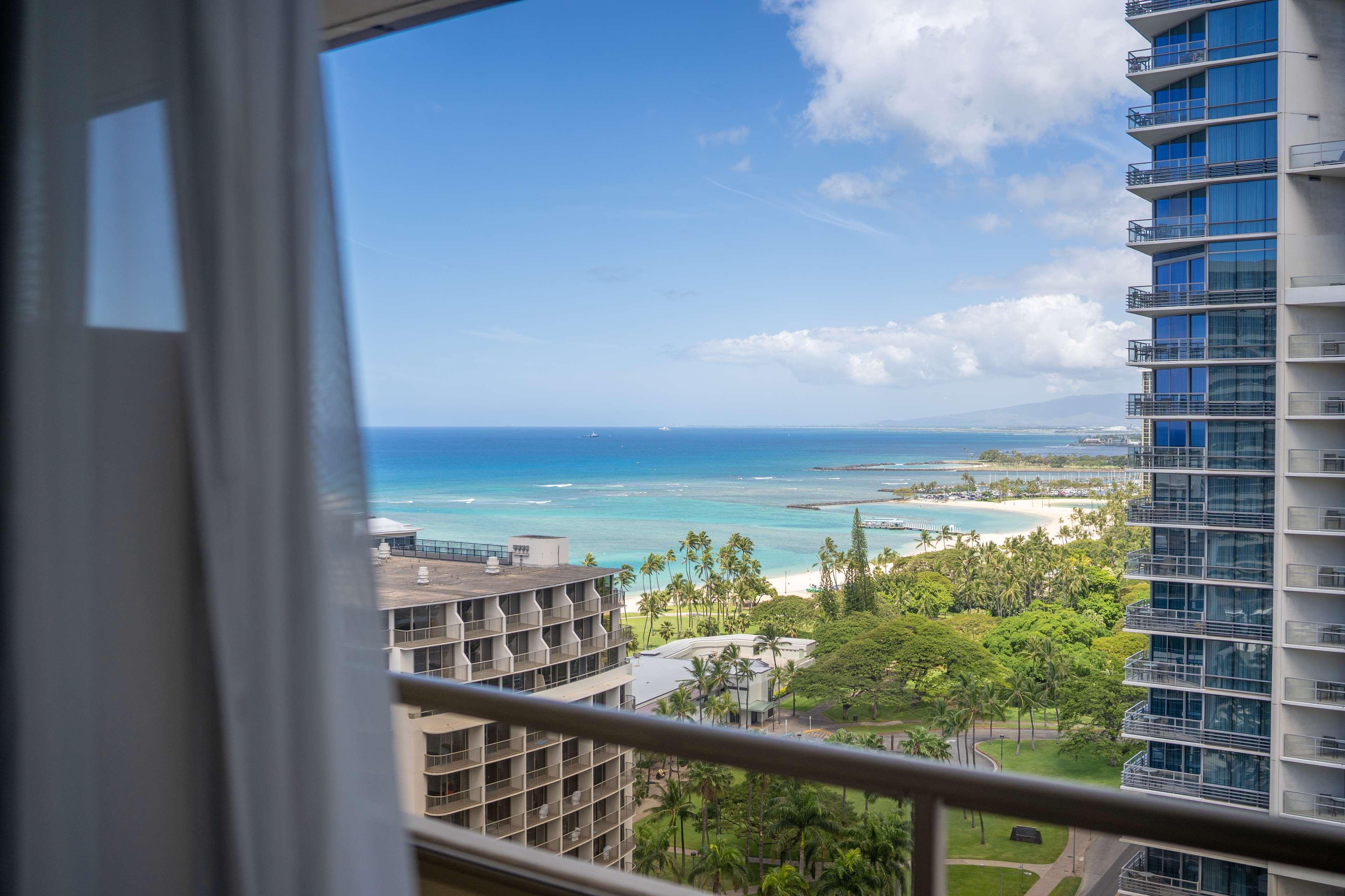Embassy Suites By Hilton Waikiki Beach Walk Гонолулу Экстерьер фото