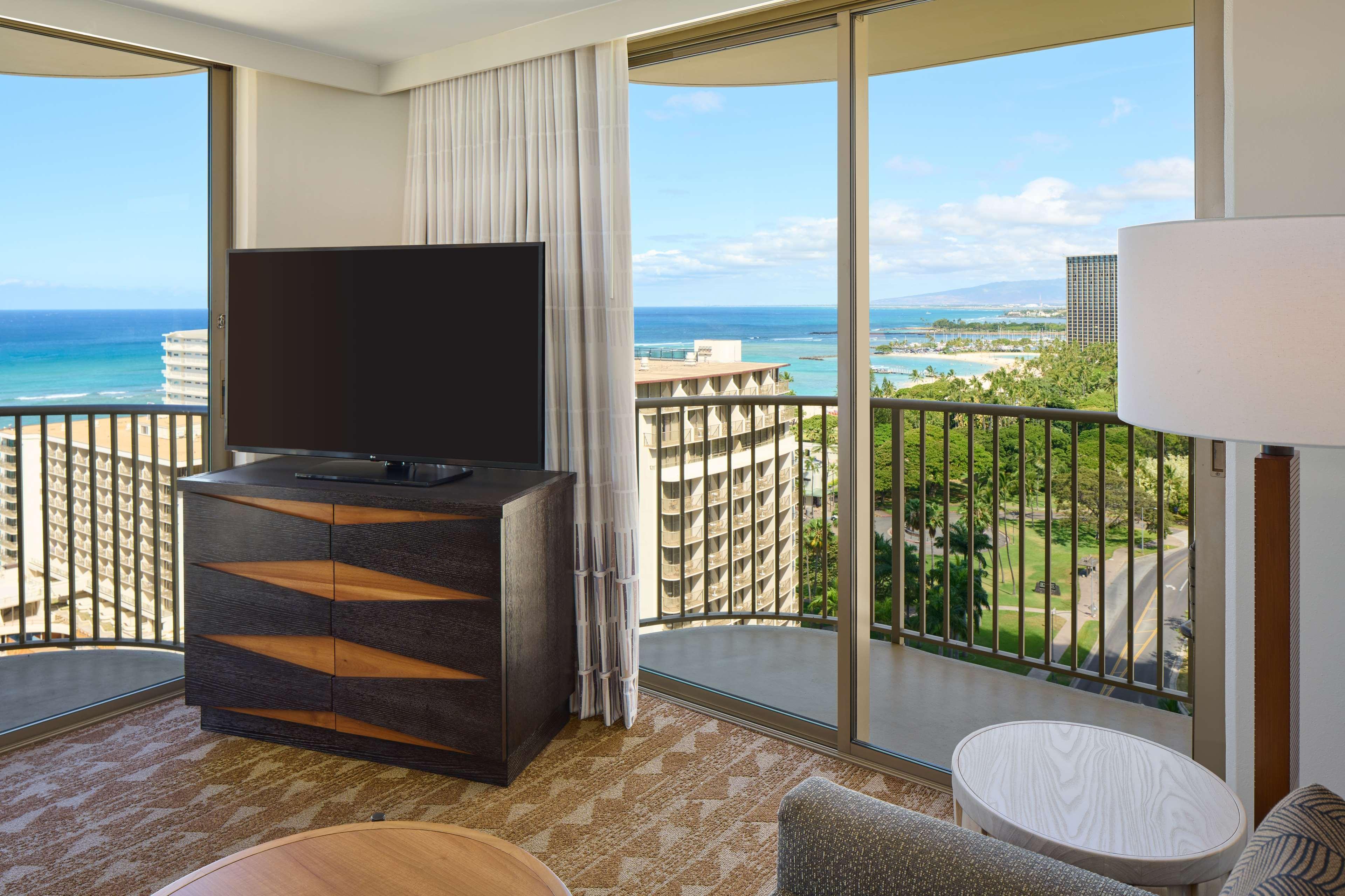 Embassy Suites By Hilton Waikiki Beach Walk Гонолулу Экстерьер фото