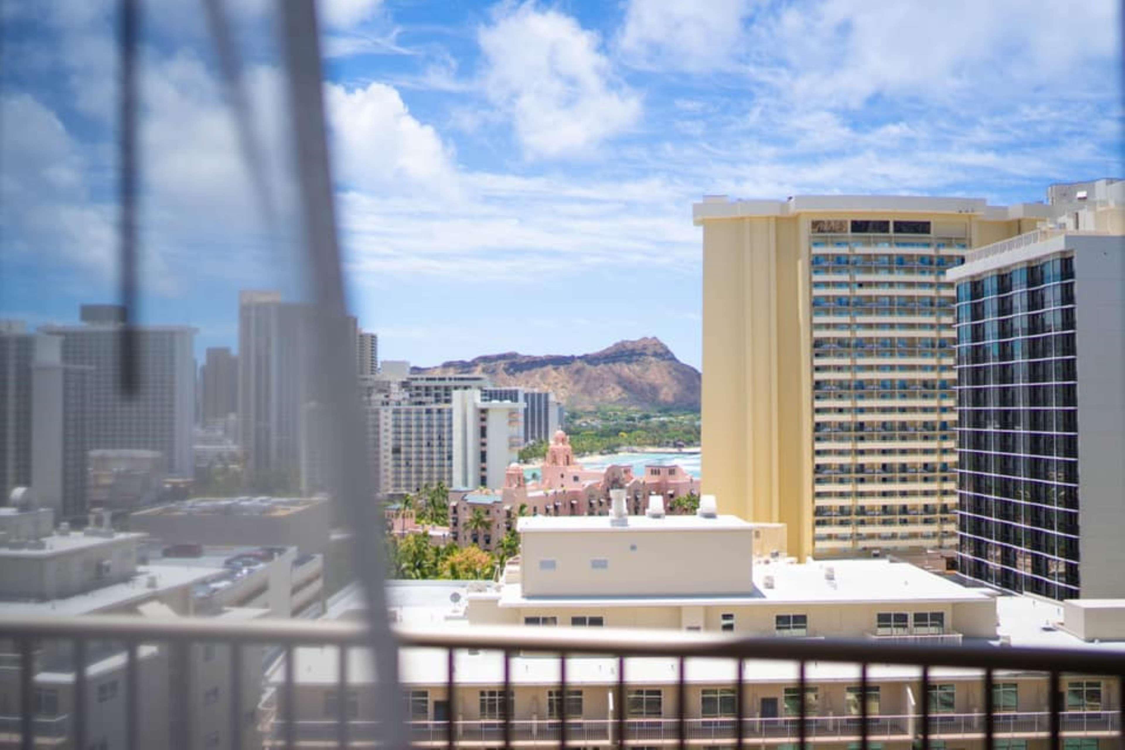 Embassy Suites By Hilton Waikiki Beach Walk Гонолулу Экстерьер фото