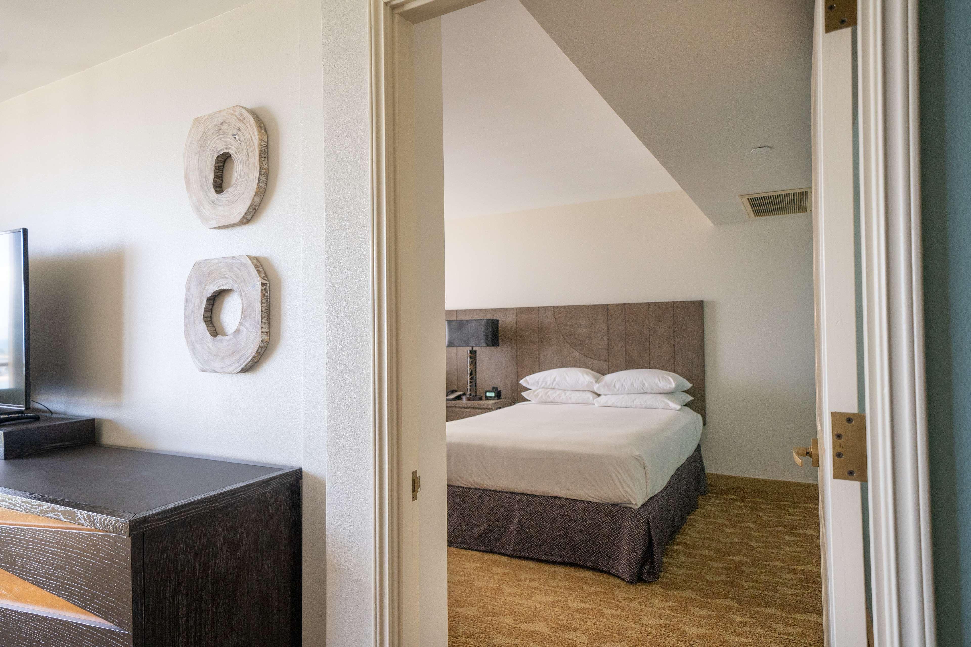 Embassy Suites By Hilton Waikiki Beach Walk Гонолулу Экстерьер фото