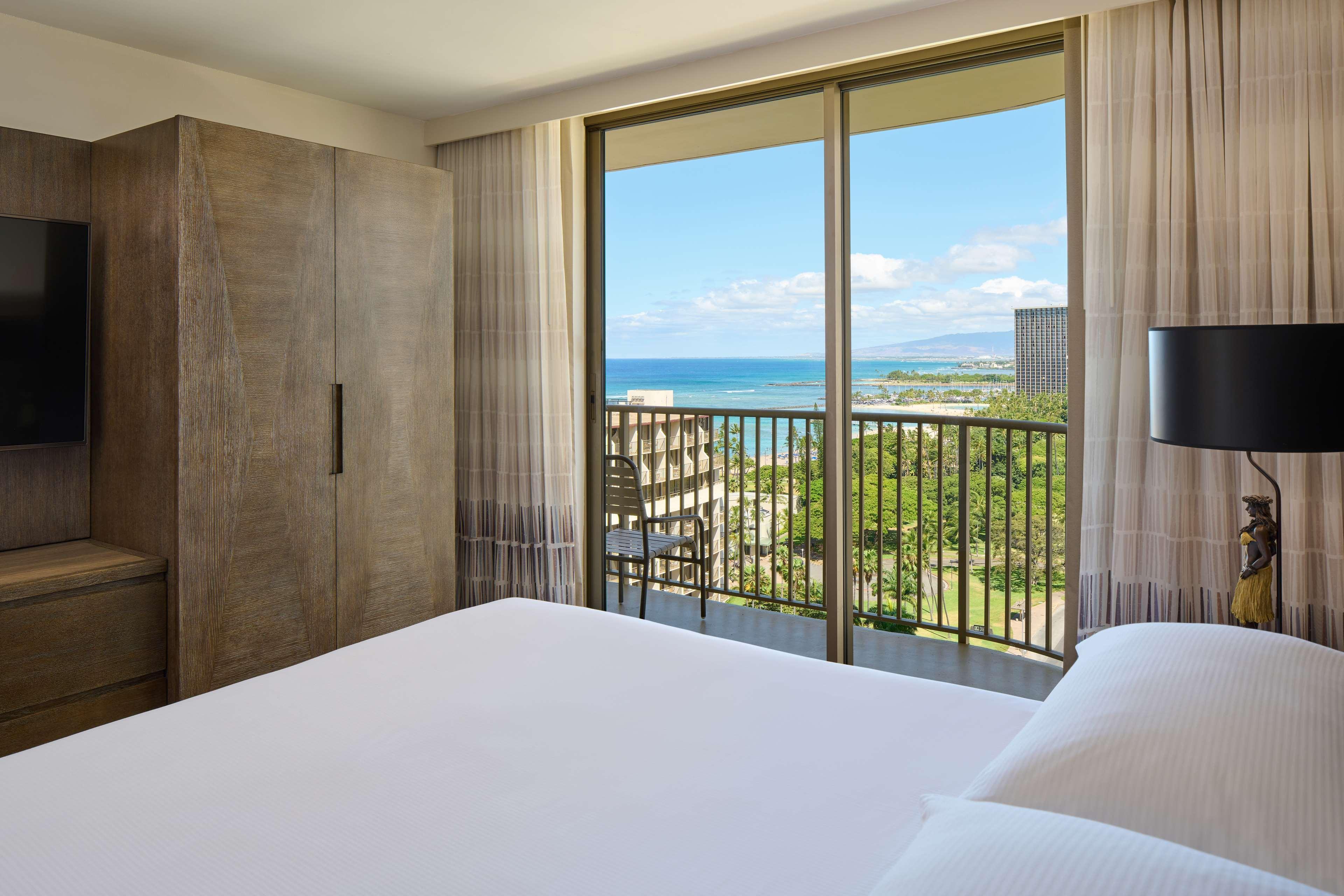 Embassy Suites By Hilton Waikiki Beach Walk Гонолулу Экстерьер фото