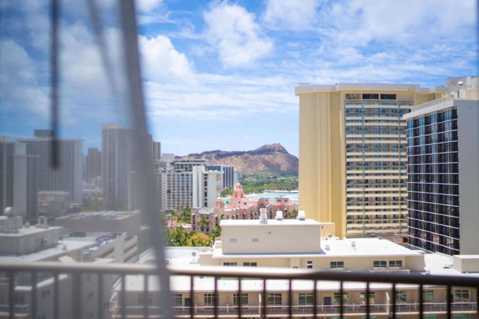 Embassy Suites By Hilton Waikiki Beach Walk Гонолулу Экстерьер фото