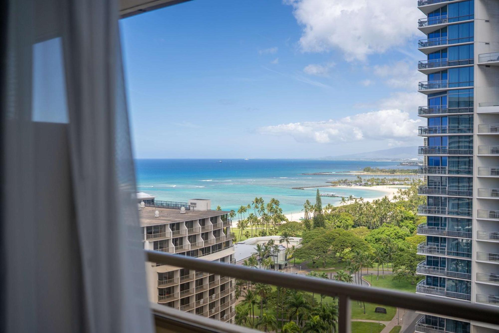 Embassy Suites By Hilton Waikiki Beach Walk Гонолулу Экстерьер фото